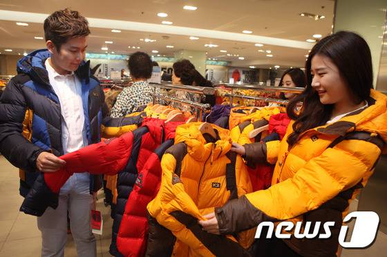 롯데, 현대, 신세계 등 백화점 3사가 주말동안 겨울의류 할인 판매 행사를 진행한다. © News1