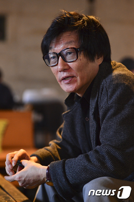 성장소설 '양철북'을 펴낸 이산하 작가가 6일서울 마포구 합정동의 한 카페에서 뉴스1과 인터뷰를 하고 있다. © News1