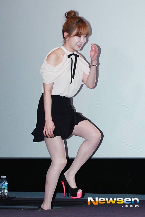 유소영이 계단을 오르자 쏟아지는 플래시 세례