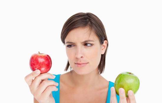 사과를 들고 고민하는 여성
