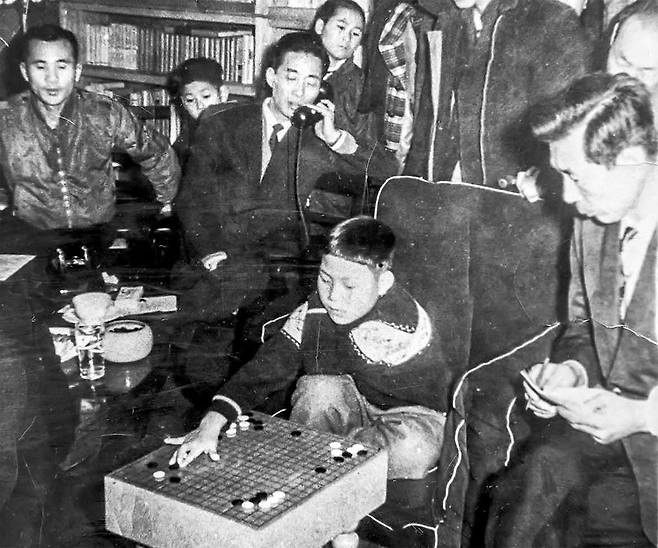 1963년 조훈현(가운데)·이시다 요시오 초단의 국제전화 대국.[사진 한국기원]