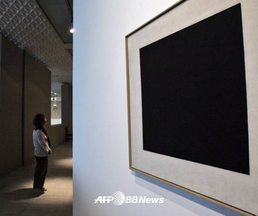 트레차코프 미술관에 전시돼 있는 ‘검은 절대주의의 사각형’(Black Suprematist Square)