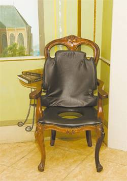 프랑스의 루이 13세가 사용한 의자형 변기.