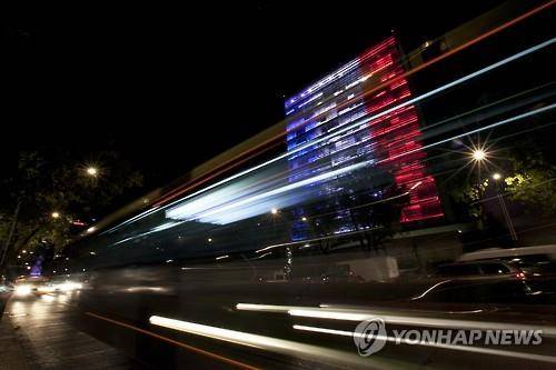 멕시코시티 건물에 뜬 삼색기(AP=연합뉴스)