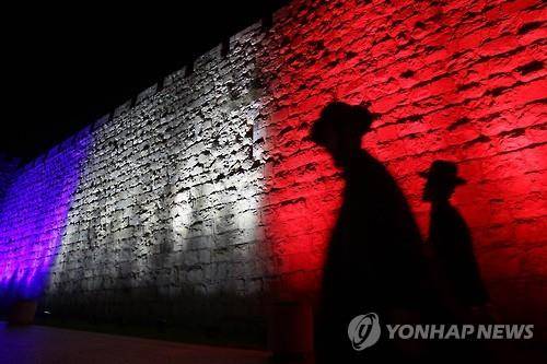 남일 아니지   이스라엘 통곡의 벽에 나타난 프랑스 국기(AFP=연합뉴스)