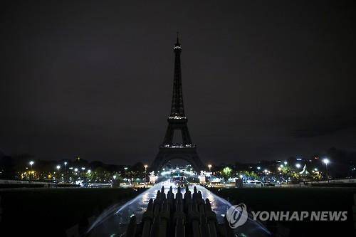 애도하는 검은 에펠탑 (EPA=연합뉴스)