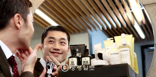 건축학도 출신으로 피부과 화장품 ‘닥터 자르트’를 만든 이진욱 해브앤비 대표가 직접 화장품을 발라보고 있다. 그는 “이 시대 소비자들이 바라는 건 건강한 아름다움”이라며 “품질 만큼은 글로벌 기준으로 어느 나라에서든 자신있다”고 말했다. [조문규 기자]