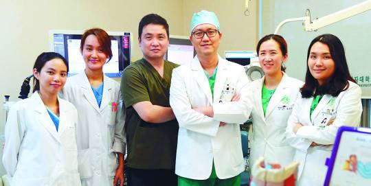 이대목동병원 두경부암·갑상선센터 주요 의료진. 왼쪽부터 신진영 이비인후과 전문간호사, 권일지 전담 코디네이터, 권정우 성형외과 전공의, 김한수 교수(센터장), 홍승은 성형외과 교수, 정수연 이비인후-두경부외과 교수. 김태형 선임기자
