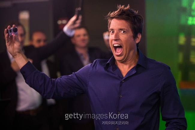 자사 카메라를 들고 있는 고프로 창업자 닉 우드만.