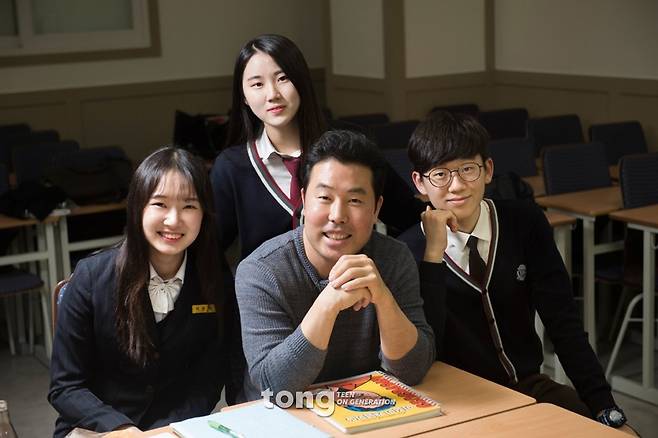 [취재에 참여한 TONG기자단 이은송·허진영·손동희.(왼쪽부터 시계 방향)]