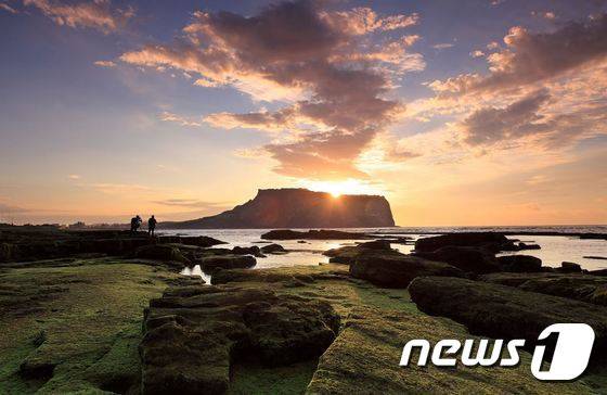 제주도 성산 일출봉에서는 2016년 1월 1일 제23회 '성산 일출축제'가 열린다. 사진 제공/ 웹투어 © News1