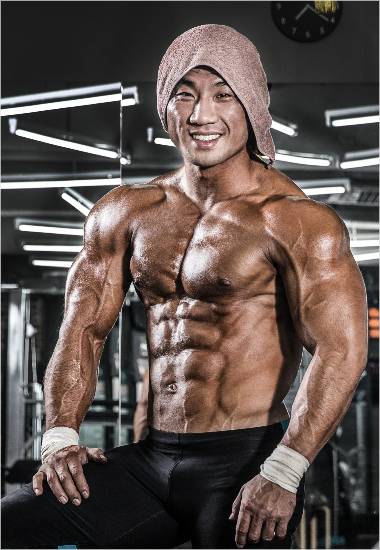 '피트니스 이어 머슬까지' 한국인 최초로 머슬매니아 남자 피트니스 부문 우승과 2년 연속 정상을 이룬 정상수 식스팩 대표는 올해 대회에서는 머슬 분야에도 도전한다.(사진=식스팩)