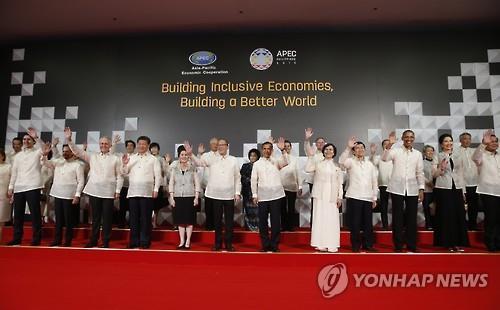 APEC 회원국 정상들이 18일 만찬 전에 사진 촬영을 하는 모습(AP=연합뉴스)