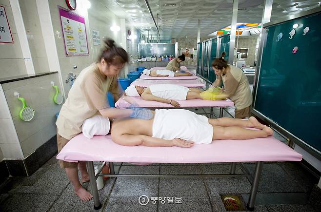 서울 양천구 토성사우나 세신실. 동네 목욕탕이든, 특급호텔 사우나든 세신실의 풍경은 엇비슷하다. 반들반들한 세신 침대와 형형색색 때수건만 있으면 절로 신바람이 난다.