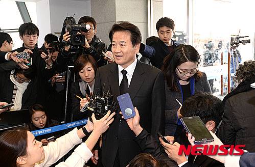 【서울=뉴시스】사진공동취재단 = 정동영 전 통일부 장관이 22일 서울 종로구 서울대병원 장례식장에 마련된 고 김영삼 전 대통령 빈소에 조문하기 위해 들어서고 있다. 2015.11.22.   photo@newsis.com