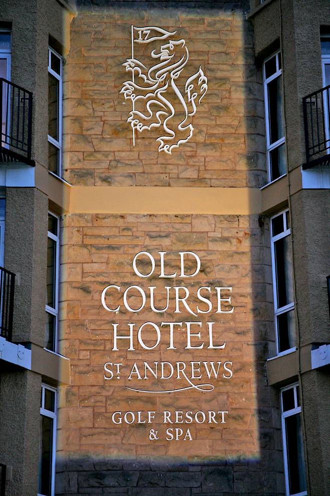 올드코스 호텔 정문 로고.