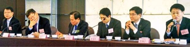 &lt; 반도체 경쟁력 살리려면 … &gt; 국가미래연구원 주최로 3일 서울 소공동 더플라자호텔에서 열린 산업경쟁력 포럼에서 참석자들이 한국 반도체산업의 경쟁력 강화 방안을 토론하고 있다. 정지은 기자