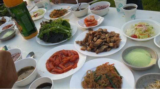 상산고등학교에서 1년 두번 한다는 삽겹살 급식. 상산고 블로그와 인터넷 커뮤니티 캡처