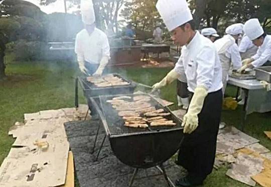 상산고등학교에서 1년 두번 한다는 삽겹살 급식. 상산고 블로그와 인터넷 커뮤니티 캡처