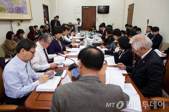 1일 서울 여의도 국회에서 열린 보건복지위원회 법안심사소위원회에서 이명수 소위원장 주재로 여야 의원들이 국제의료사업지원법 등 법안을 심사하고 있다. 2015.12.1/뉴스1  <저작권자 © 뉴스1코리아, 무단전재 및 재배포 금지>