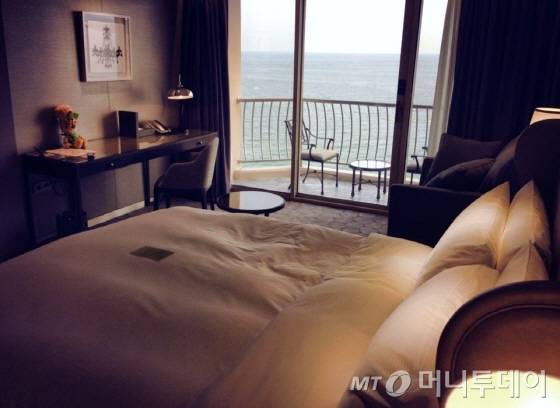 객실에서 바라본 야외 발코니(베란다)와 바다/사진=이지혜 기자