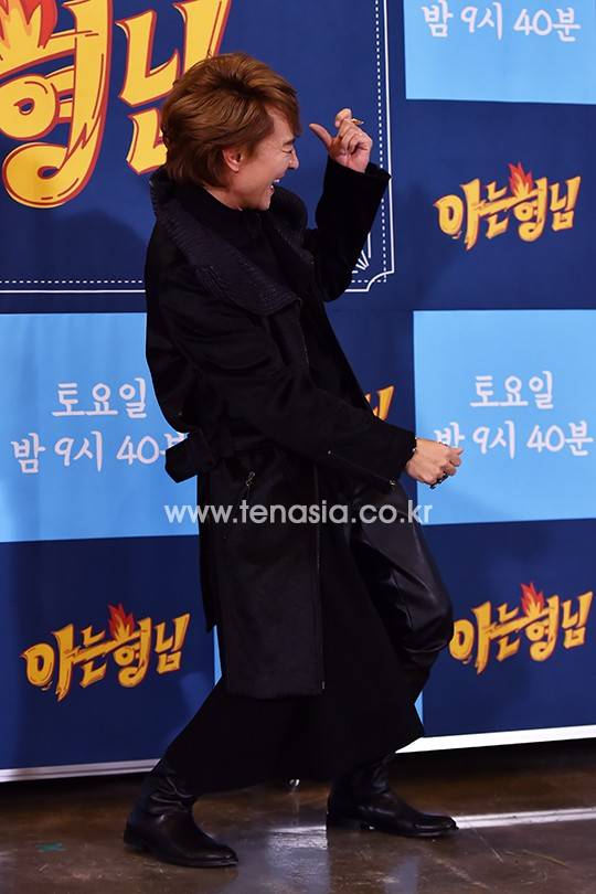 기타리스트 김세황이 4일 오후 서울 중구 무교동의 한 카페에서 열린 종합편성채널 JTBC ‘아는형님’ 제작발표회에 참석해 포토타임을 갖고 있다.