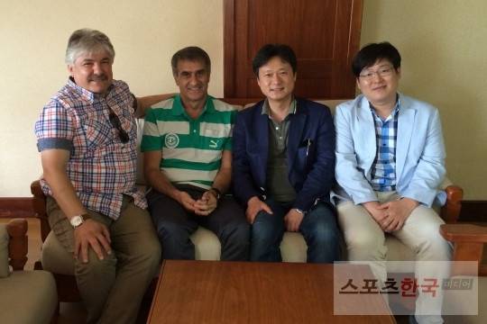 오른쪽부터 임근혁 과장, 윤기영 대표이사, FC서울의 지휘봉을 잡았었던 귀네슈 감독