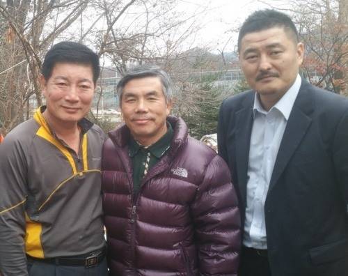 불암산 기슭에서 박종팔 문성길 챔프와 김충수 관장(왼쪽부터).