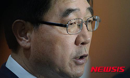 【서울=뉴시스】조수정 기자 = 이기권 고용노동부 장관이 7일 오전 서울 여의도 국회 정론관에서 기자회견을 열고 노동개혁 5대 법안의 조속한 통과를 촉구하고 있다.  2015.12.07.    chocrystal@newsis.com