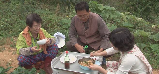 채소비빔밥에 차나무 씨앗 기름을 넣으면 맛과 영양이 더욱 풍부해진다. 윤추자 씨와 아들 부부의 건강 식단 중 하나다.