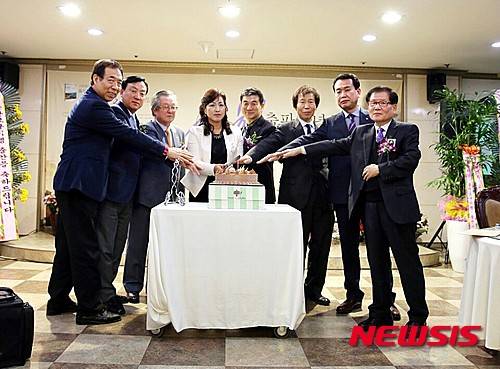 【울산=뉴시스】구미현 기자 = 울산지역 언론인 출신 수필가 고은희씨가 최근 울산지역 포구의 사진과 이야기를 담은 책 '고은희의 발길 따라 걷는 울산 포구기행' 발간하고 출판기념회를 열었다고 9일 밝혔다. 지난달 30일 울산문화예술회관에서 열린 출판기념회에서 고은희씨(가운데)가 지역 문인들과 함께 축하 케이크를 자르고 있다. 2015.12.09. (사진=에세이울산문학회 제공) photo@newsis.com