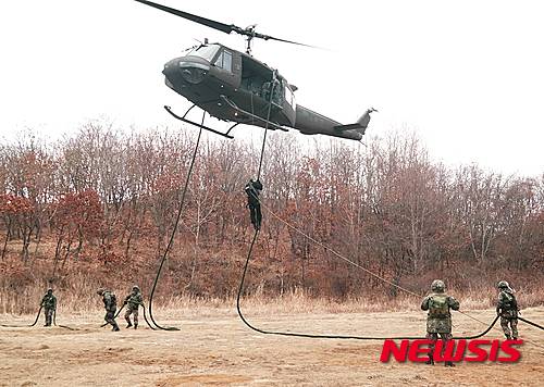 【화천=뉴시스】박혜미 기자 = 육군 27사단 수색대대는 11일 부대인근 야산에서 UH-1H 헬기를 이용해 적지종심작전과 적 탐색·격멸을 위한 '패스트로프 헬기훈련'을 실시하고 있다. 2015.12.11. (사진=육군27사단 제공)   photo@newsis.com