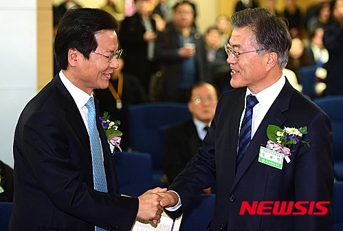 【서울=뉴시스】11일 오후 서울 서초구 서초동 변호사회관에서 열린 조영래 변호사 25주기 기념행사에 참석한 천정배 무소속 의원과 문재인 새정치민주연합 대표가 인사를 나누고 있다. 2015.12.11.   photo@newsis.com