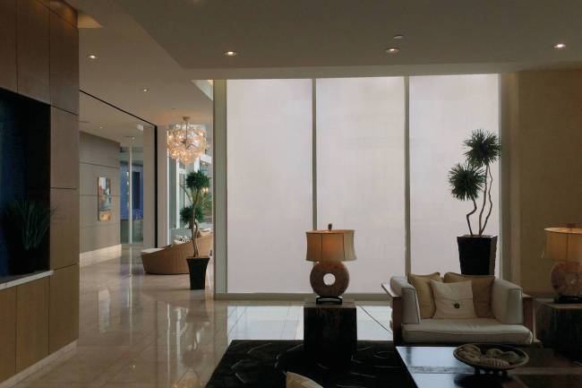 반투명인 유리창에 전기를 켜면 투명이 된다. WSJ