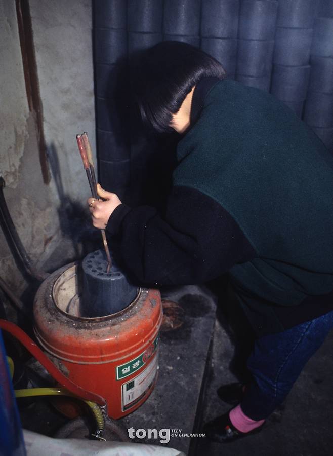 연탄은 새로 불을 붙이기가 어려워, 연탄불이 꺼지기 전에 새 연탄을 위에 올려 꺼뜨리지 않게 하는 것이 포인트. 구멍을 잘 맞춰야 한다.