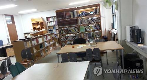 수업료 월 100만원 받는 고교의 좁디 좁은 도서관     (전주=연합뉴스) 백도인 기자 = 수업료를 월 100만원 넘게 받는 전북지역 모 자율형 고교의 도서관. 재학생이 280여명인데 10여명 정도밖에 이용할 수 없을 정도로 좁고, 도서 구입비는 최근 몇년간 한 푼도 없었다.