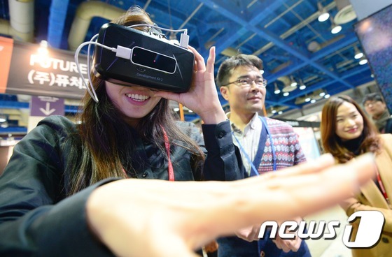 한 시민이 가상현실(VR)을 체험하고 있는 모습. /뉴스1 © News1 민경석 기자