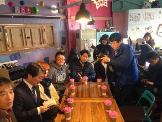 최근 새정치민주연합을 탈당한 안철수 의원이 17일 전북 전주 남부시장 '청년몰'의 한 카페에서 상인들과 간담회를 가졌다. /사진=최경민 기자