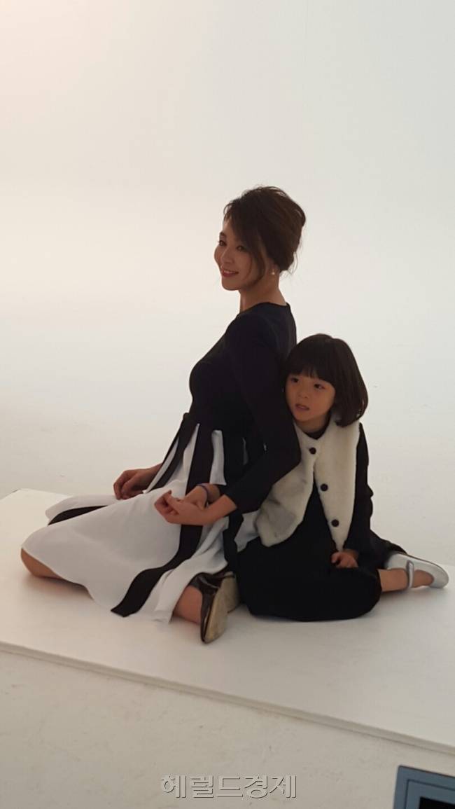 야노 시호와 추사랑 모녀가 한일 최초로 동반 광고촬영을 진행했다. 아파트 브랜드 &lsquo;센트럴 웰가&rsquo; 촬영 현장에서 두 사람은 블랙과 화이트의 의상을 맞춰있고 화목한 가족의 모습을 선보였다.