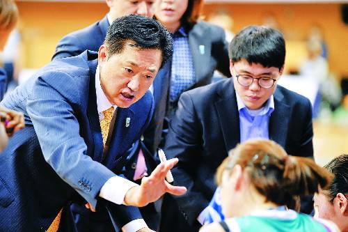 박종천 부천 KEB하나은행 감독(왼쪽)이 지난 16일 충북 청주실내체육관에서 열린 2015-2016시즌 여자프로농구 청주 KB국민은행과의 경기도중 작전 지시를 하고 있다. 박 감독은 화려한 언변과 친근한 인터뷰로 ‘국회의원’으로 불린다. WKBL 제공