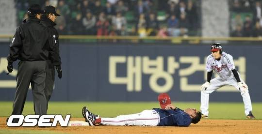 4월 15일 항의 과정에서 그라운드에 누운 김기태 감독. /사진=OSEN