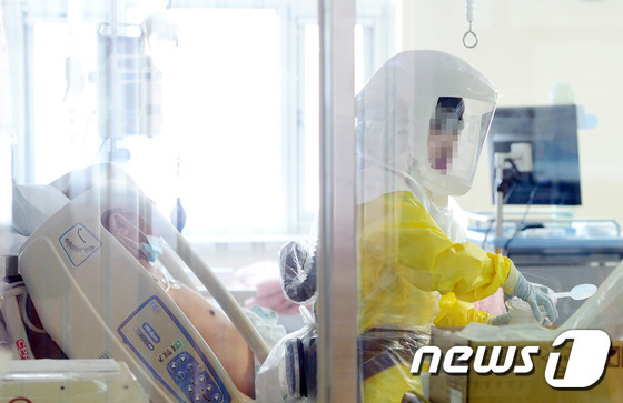 지난해 6월 19일 오전 서울 중구 국립중앙의료원 음압시설이 갖춰진 중환자실에서 의료진이 메르스 환자를 돌보고 있다. © News1 민경석 기자