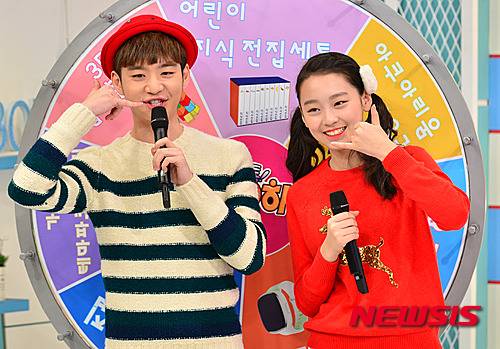 【서울=뉴시스】 배훈식 기자 = 현재 보니, 하니 신동우(왼쪽), 이수민이 21일 오후 서울 강남구 EBS 본사에서 열린 '생방송 톡!톡! 보니하니' 3000회 기념 기자간담회에서 돌림판 진행을 선보이고 있다. 2015.12.21.   dahora83@newsis.com