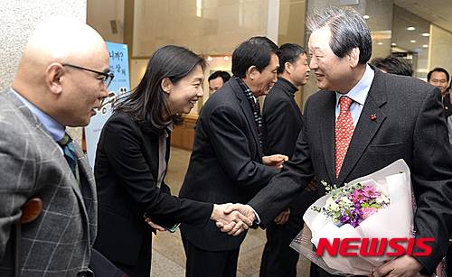 【서울=뉴시스】최진석 기자 = 새누리당 김무성 대표가 22일 오전 서울 세종대로 서울시의회를 방문해 새누리당 최호정 서울시의원과 악수를 하고있다. 이날 김 대표는 1층 본회의장에서 새누리당 서울시 의원들에게 표창장을 수여했다. 2015.12.22.  myjs@newsis.com