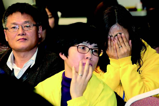 4·16 세월호 참사 특별위원회가 주재한 청문회가 서울 명동 YWCA회관 4층 강당에서 12월 14~16일 열렸다. 해양경찰 지휘부의 뻔뻔한 변명을 유가족들은 탄식하고 분노하며 지켜보았다. 류우종 기자