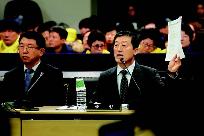 김문홍 목포해양경찰서장은 구조 책임을 추궁받자 “내가 신이냐”고 반박했다. 류우종 기자