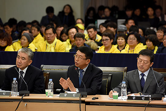ⓒ시사IN 신선영 : 김석균 전 해경청장(가운데)이 ‘아리아케호 사고’를 언급해 방청객들이 항의하며 퇴장하기도 했다.