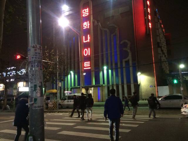 나이트는 단순성의 세계다. 비틀거리는 공간에서 남녀들은 과장된 몸짓과 어색한 웃음으로 서로를 탐색한다. 짝짓기를 위한 ‘수컷’의 부지런한 구애는 밤늦도록 계속된다. 지난 15일 밤, 서울 영등포구 명화나이트 앞 횡단보도를 중년 남성들이 건너고 있다. 사진 오승훈 기자