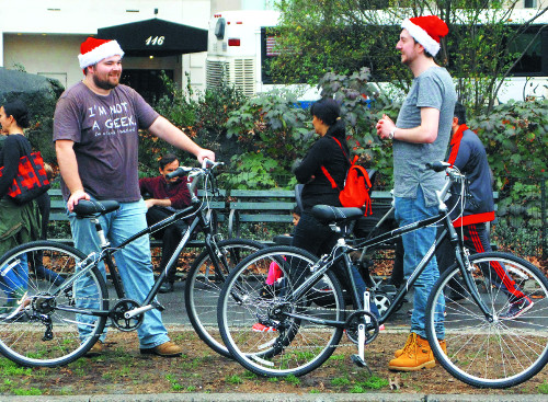 미국 뉴욕 맨해튼의 센트럴파크에 24일(현지시간) 산타 모자를 쓴 두 남성이 반팔티를 입고 자전거를 타기 위해 나와 있다. 이날 뉴욕은 21.6도로 기상 관측 이래 가장 뜨거운 크리스마스이브를 기록했다.  AFP연합뉴스