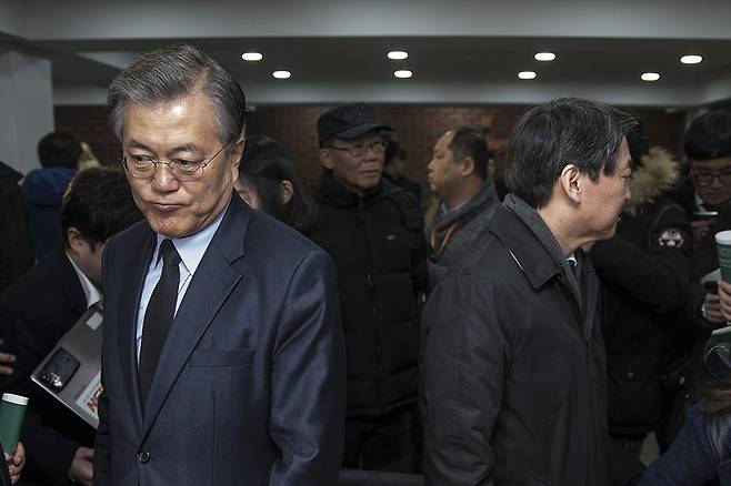 문재인 더불어민주당 문재인 전 대표(오른쪽)와 안철수 국민의당 의원이 고 김근태 전 의장 4주기 추도미사에서 대화를 나눈 뒤 뒤돌아 서고 있다. 김성광 기자 flysg2@hani.co.kr